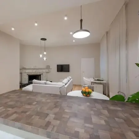 Huge In Apartman